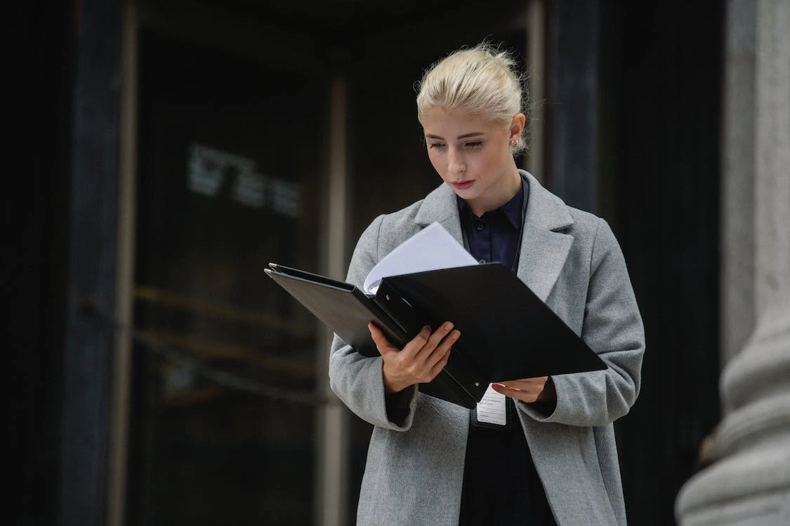 Een vrouw bekijkt een schriftelijke overeenkomst.